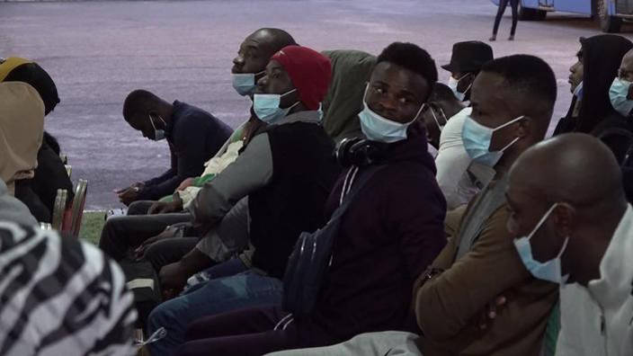 Tunisie : des migrants subsahariens partent dans